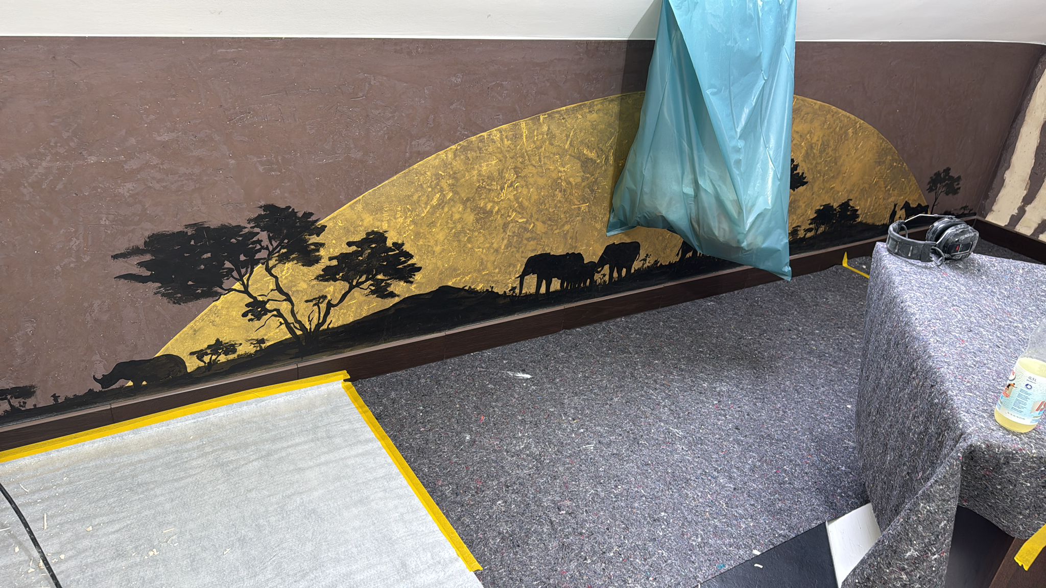 Badewann im Bad und Wand im vorherigen Zustand Badewann im Bad und Wand im vorherigen Zustand