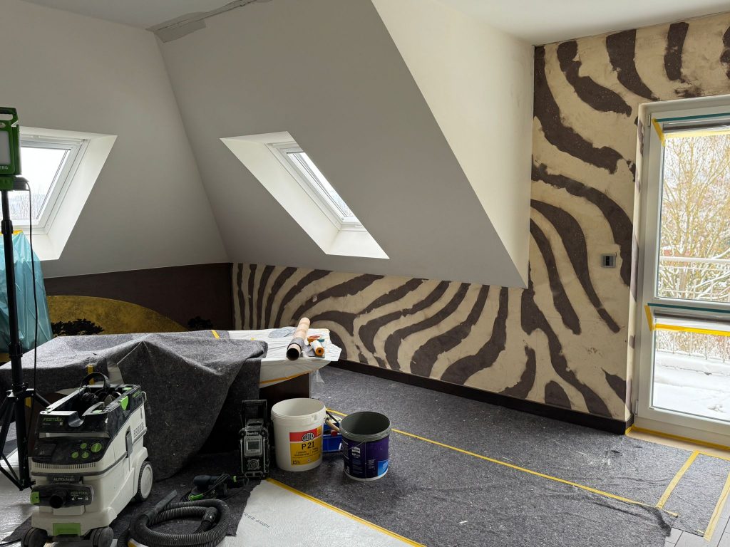 Badewann im Bad und Wand im vorherigen Zustand