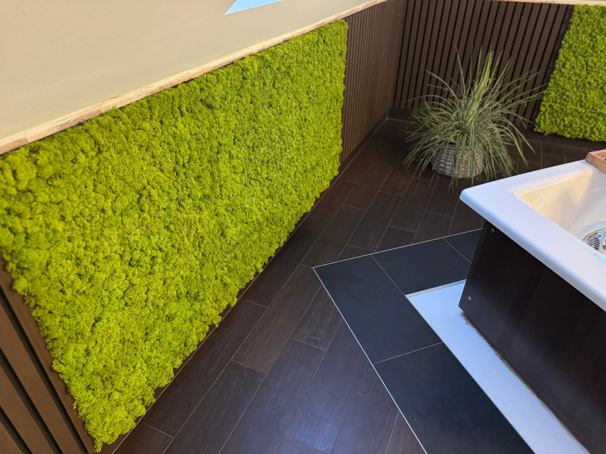 Badwand nach der Modernisierung mit Island Moos Badwand nach der Modernisierung mit Island Moos
